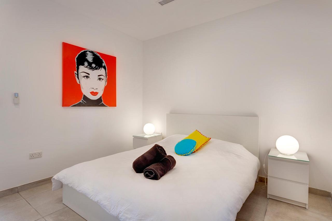 Modern Seaview Apartment In A Prime Location Sliema Bagian luar foto